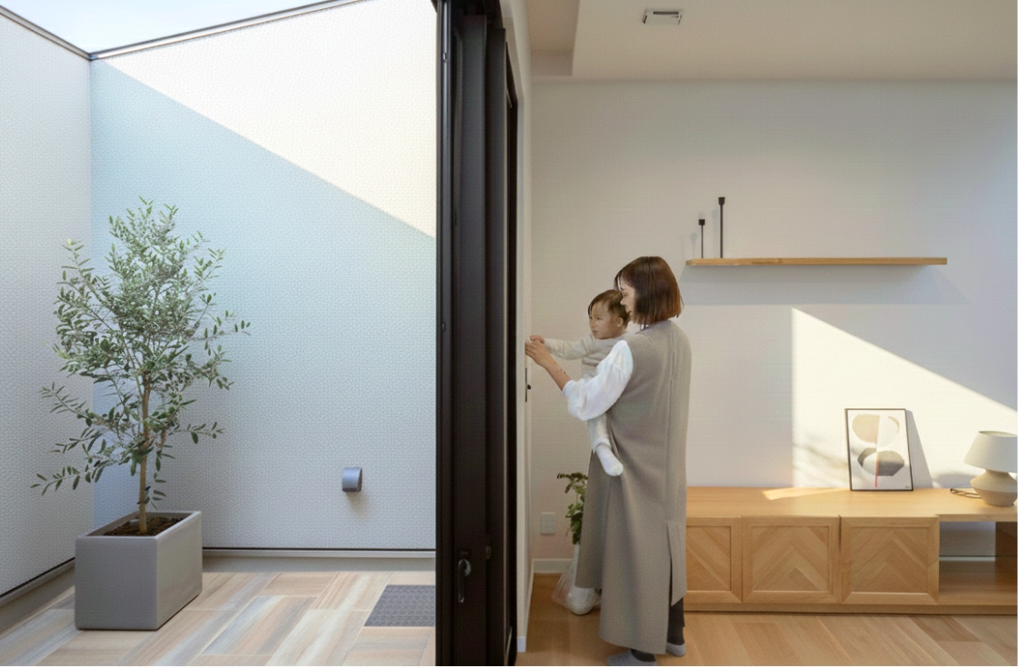 テラスにあるグリーンを眺める母親と子供