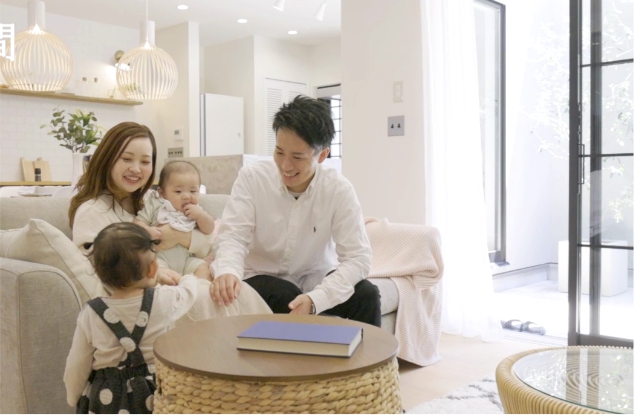 リビングで過ごす家族の姿