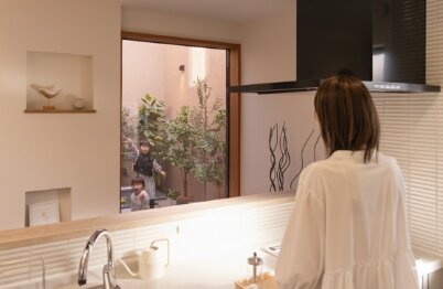 キッチンから見える テラスの風景