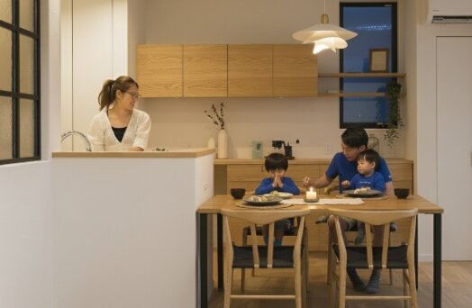 食卓に座る家蔵