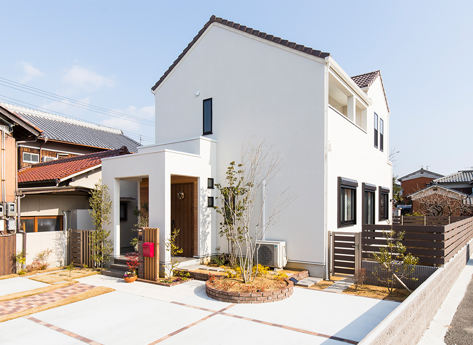 色使いが可愛いカリフォルニアスタイルの家 姫路で新築一戸建て 注文住宅なら工務店 アレッタ 色使いが可愛いカリフォルニアスタイルの家 姫路で新築一戸建て 注文住宅なら工務店 アレッタ